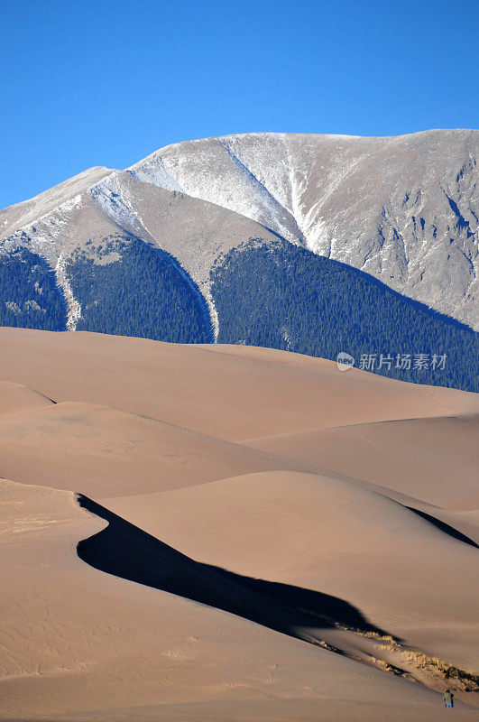 在Sangre de Cristo山脉的Herard山和大沙丘NP，科罗拉多，美国